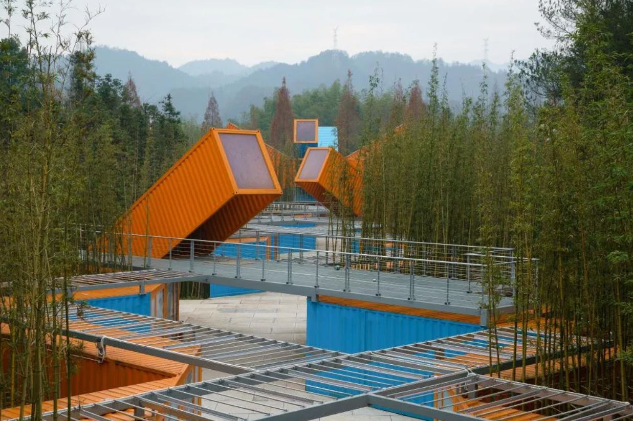 grand parc d'aventures naturelles et de sports extrêmes en containers